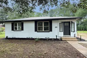 215 E 3rd Ave, Crestview, FL 32536 - Photo 1
