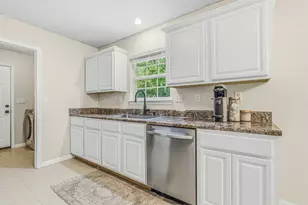 327 Lakeview Dr, Crestview, FL 32536 - Photo 17