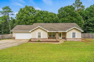 327 Lakeview Dr, Crestview, FL 32536 - Photo 1