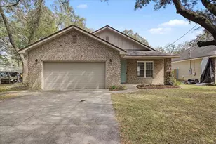 628 Hickory Ave, Niceville, FL 32578 - Photo 1
