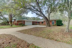 613 NE Cambridge Ave, Fort Walton Beach, FL 32547 - Photo 1