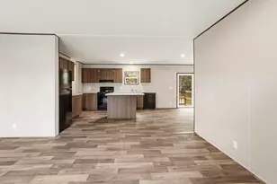 28 W White Rose St, Defuniak Springs, FL 32433 - Photo 5