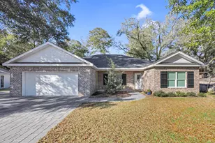 320 N Cedar Ave, Niceville, FL 32578 - Photo 1