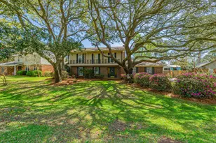 256 NE Yacht Club Dr, Fort Walton Beach, FL 32548 - Photo 1