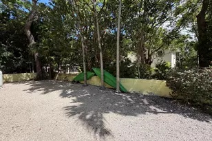140 S Bay Harbor Dr, Key Largo, FL 33037 - Photo 11