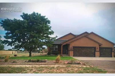 1140 W Shenandoah Drive, Pueblo, CO 81007 - Photo 1