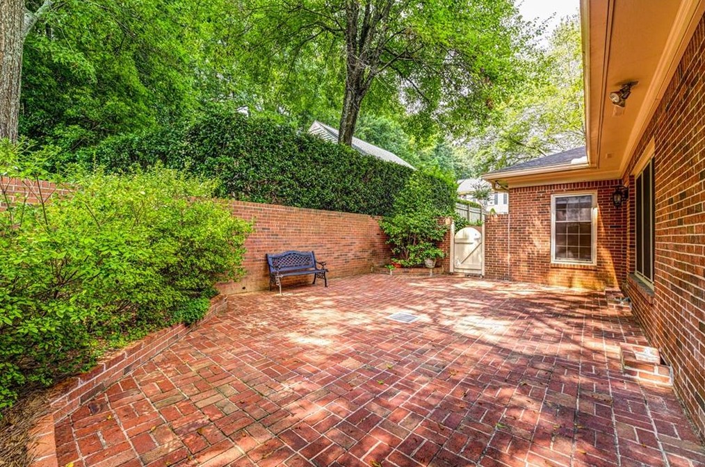 1875 Bedfordshire Ct, Decatur GA  30033-1400 exterior