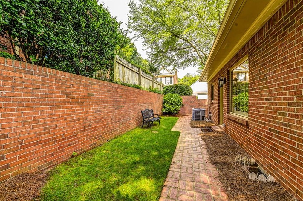 1875 Bedfordshire Ct, Decatur GA  30033-1400 exterior