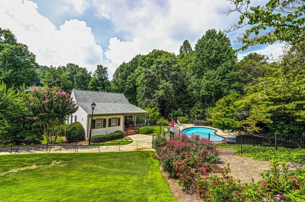 1875 Bedfordshire Ct, Decatur GA  30033-1400 exterior