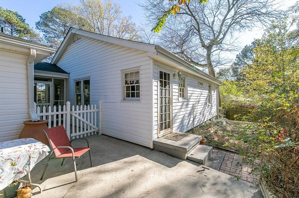 1395 Dorothy Dr, Decatur GA  30030-4626 exterior