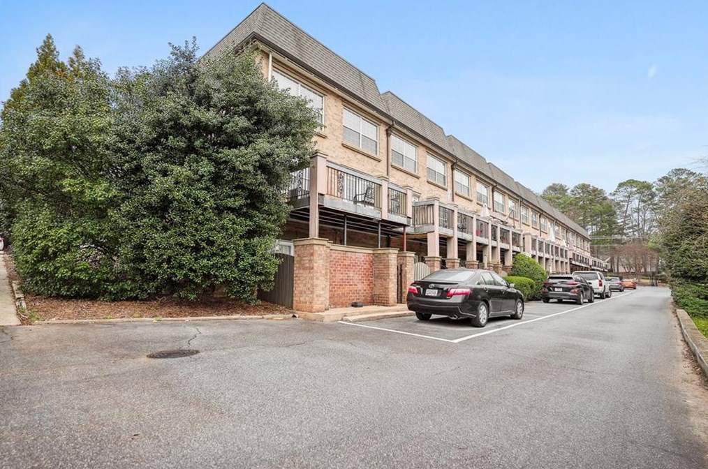6980 Roswell Rd, Atlanta GA  30328-2206 exterior