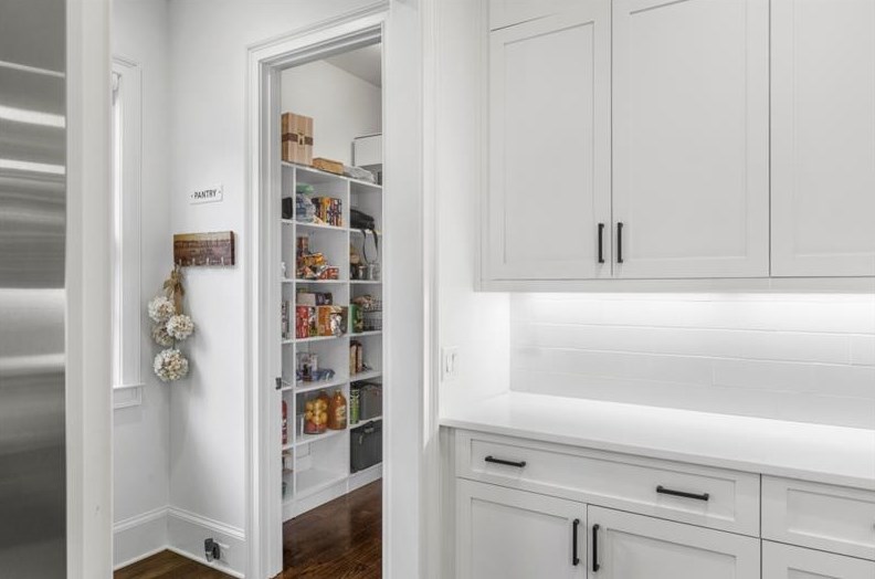 3091 Rhodenhaven Dr, Atlanta GA  30327-1225 exterior