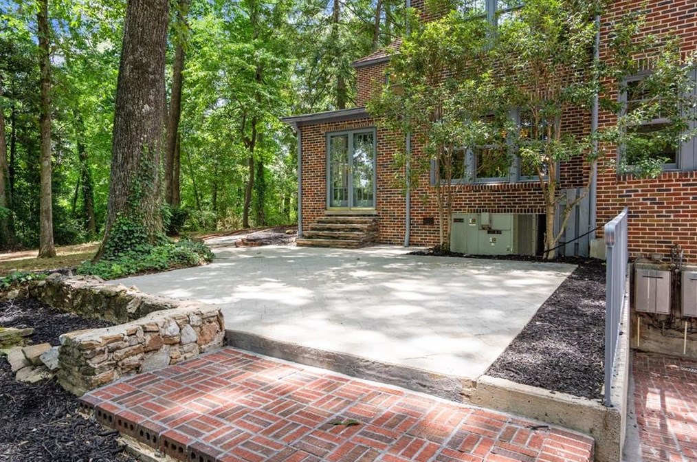 2665 Northside Dr, Atlanta GA  30305-3515 exterior