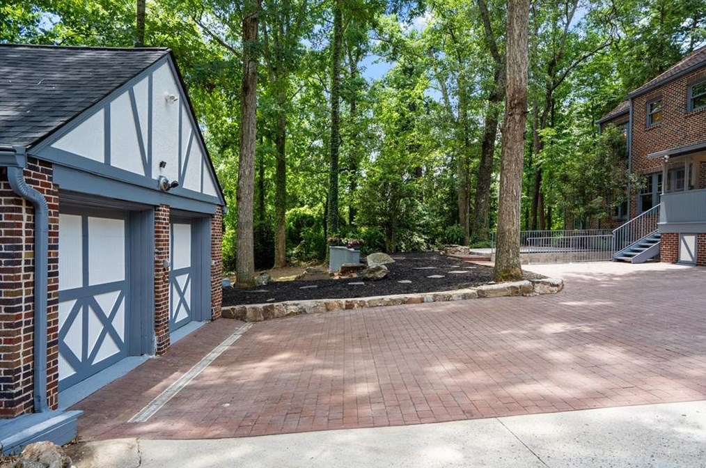 2665 Northside Dr, Atlanta GA  30305-3515 exterior