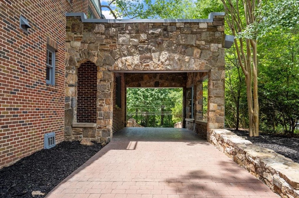 2665 Northside Dr, Atlanta GA  30305-3515 exterior