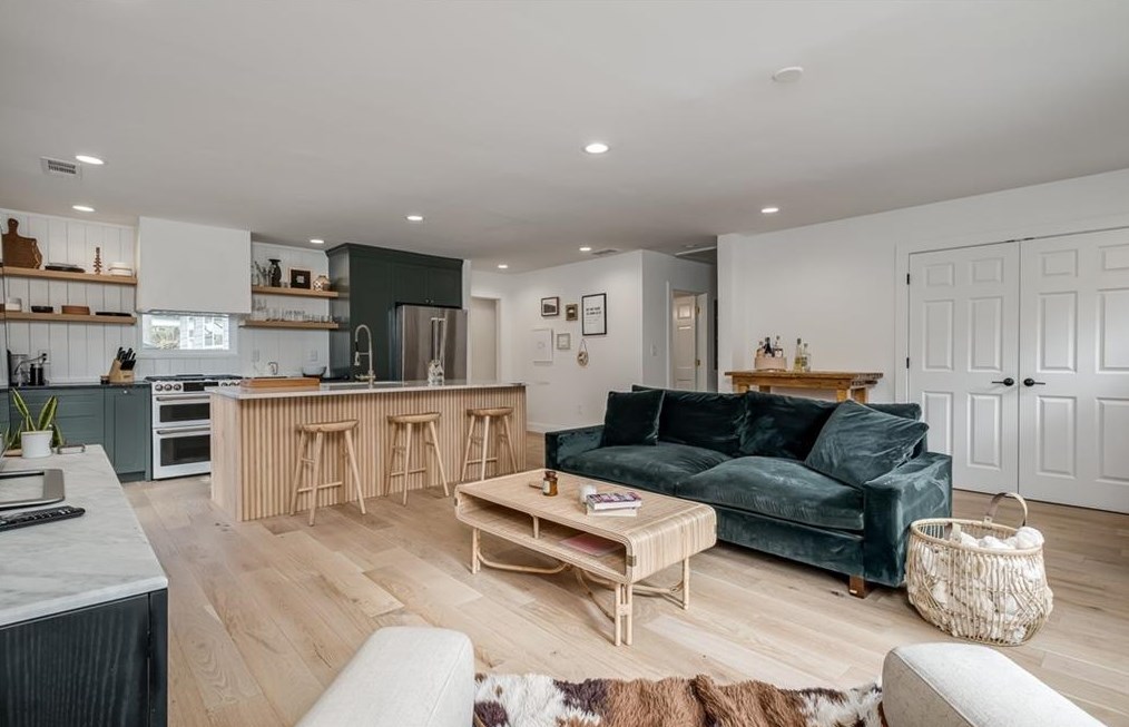 2524 Creekwood Ter, Decatur GA  30030-4509 exterior