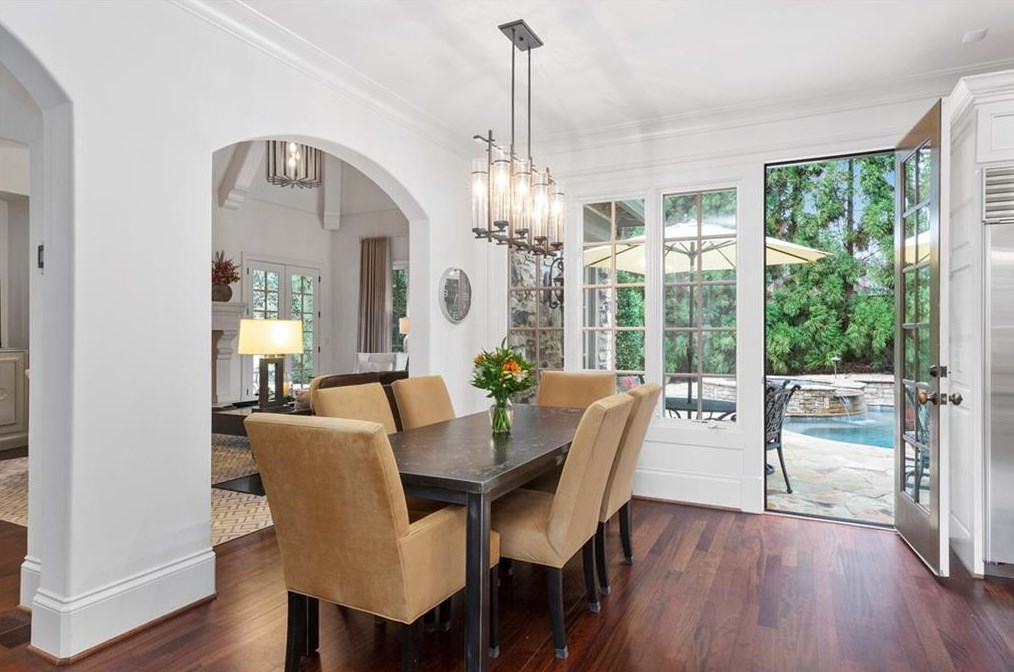 4170 Oaks Ct, Atlanta GA  30342-3560 exterior