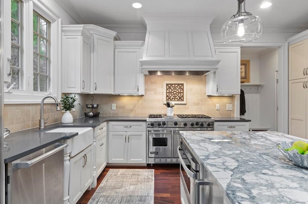 4170 Oaks Ct, Atlanta GA  30342-3560 exterior