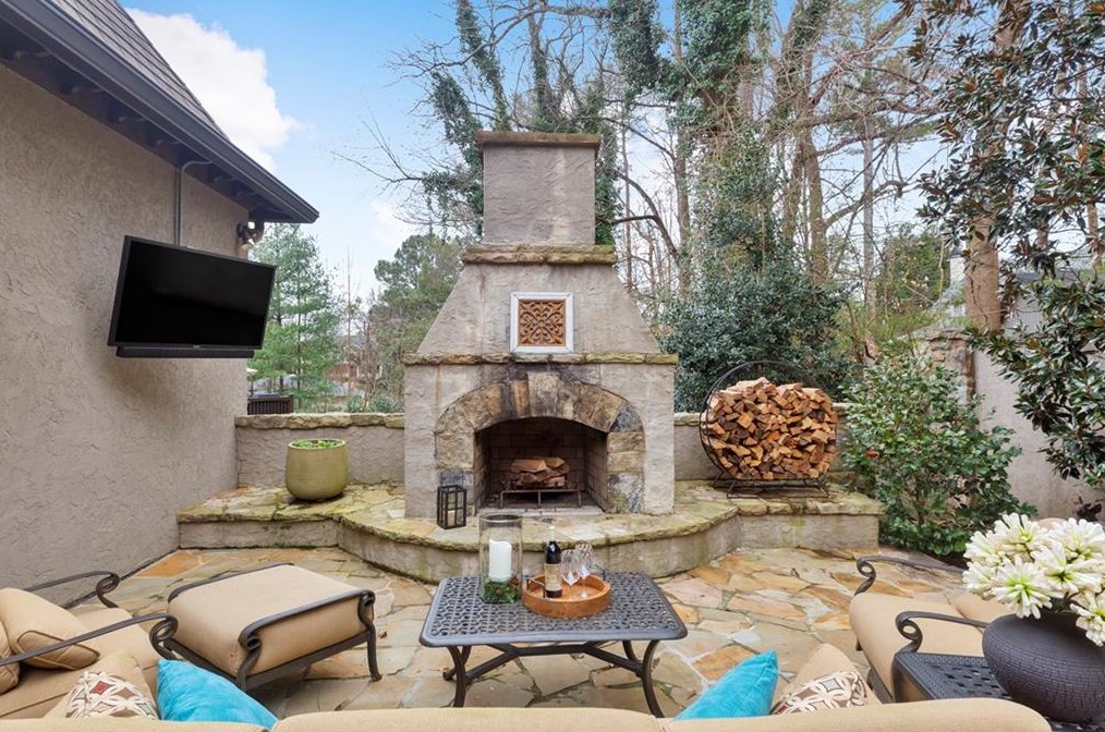 4170 Oaks Ct, Atlanta GA  30342-3560 exterior