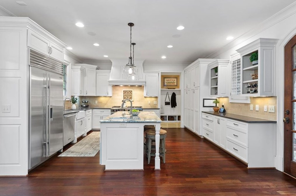 4170 Oaks Ct, Atlanta GA  30342-3560 exterior