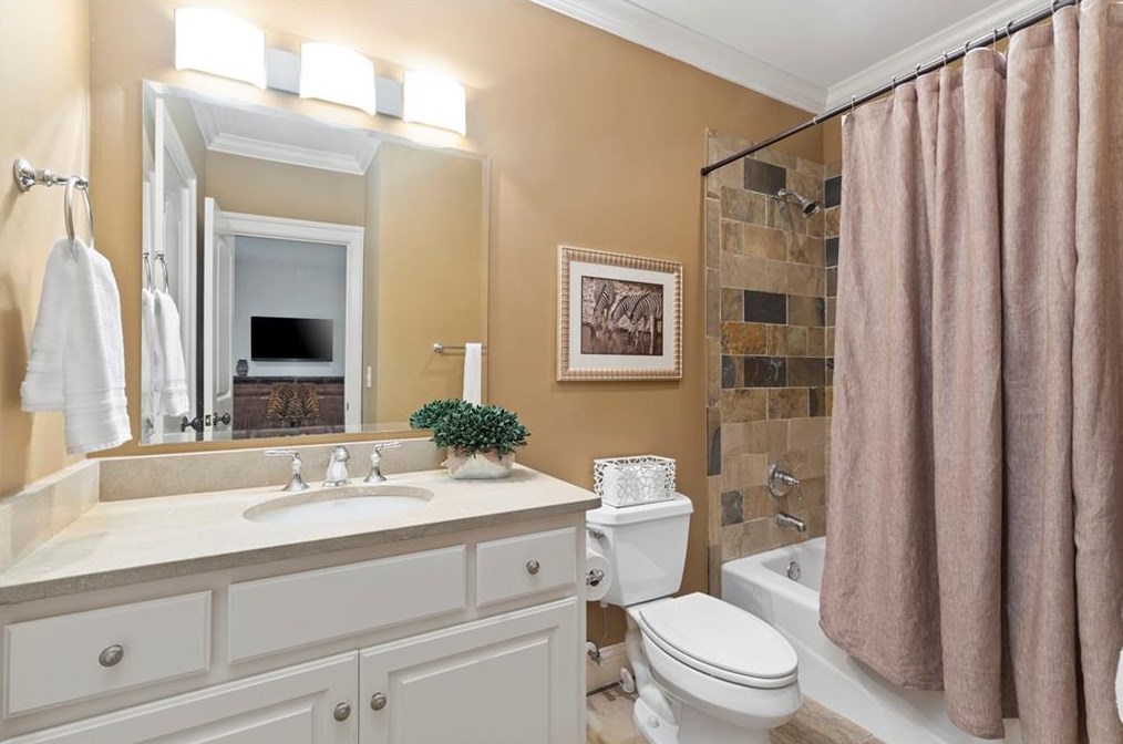 4170 Oaks Ct, Atlanta GA  30342-3560 exterior