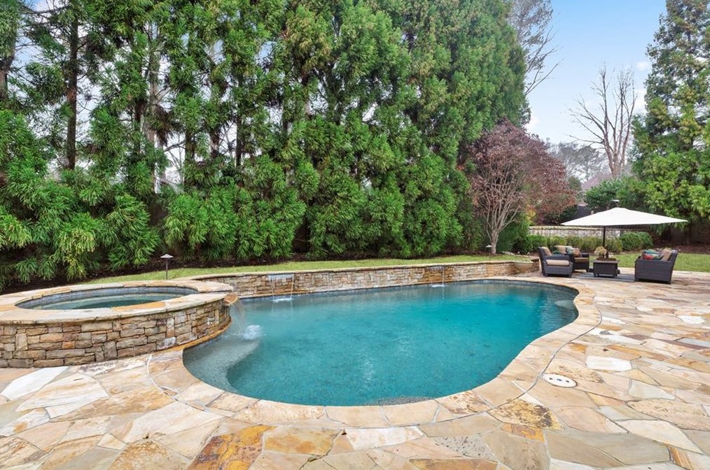 4170 Oaks Ct, Atlanta GA  30342-3560 exterior