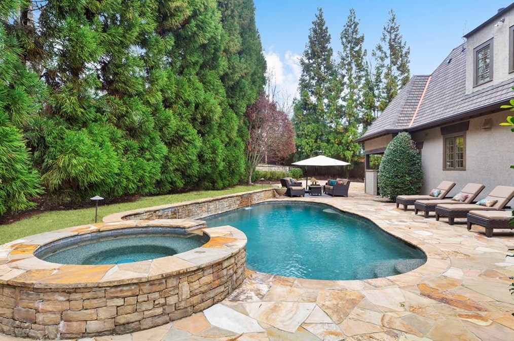 4170 Oaks Ct, Atlanta GA  30342-3560 exterior