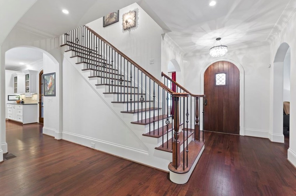 4170 Oaks Ct, Atlanta GA  30342-3560 exterior