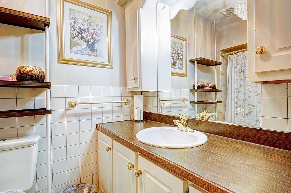 2085 Tudor Castle Dr, Decatur GA  30035-2161 exterior