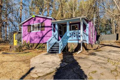 1040 Hillcrest Drive SE - Photo 1