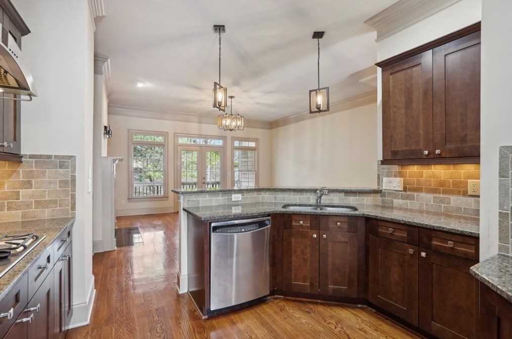 972 Persimmon Pt, Atlanta GA  30328-4503 exterior