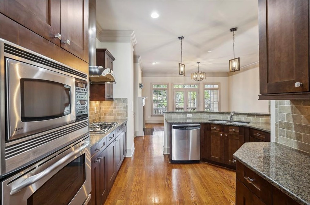 972 Persimmon Pt, Atlanta GA  30328-4503 exterior