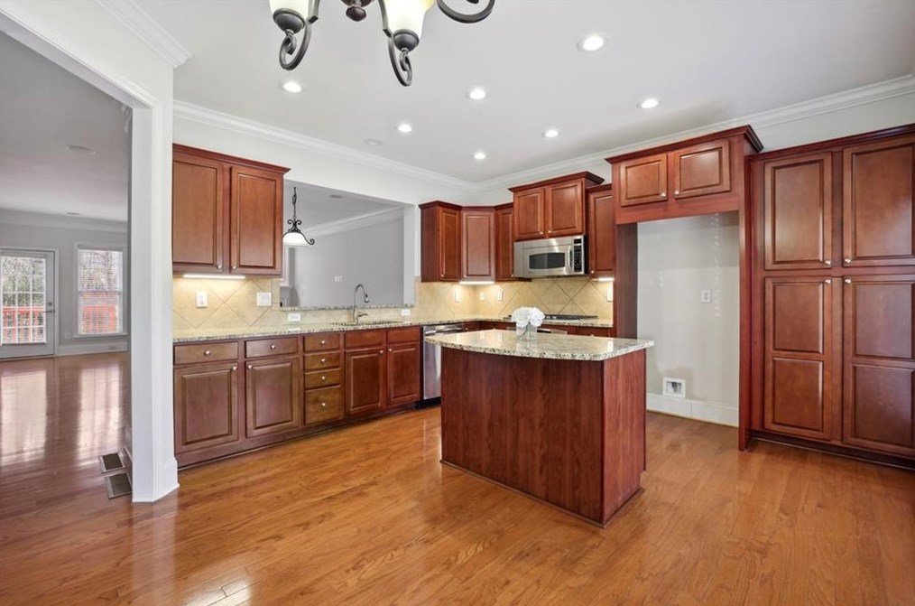 2836 Overlook Ct, Atlanta GA  30324-7503 exterior