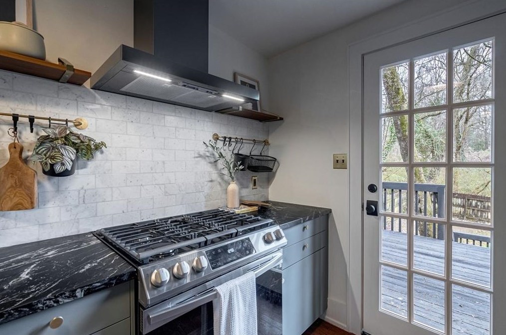 141 Watson Cir, Atlanta GA  30317-2616 exterior