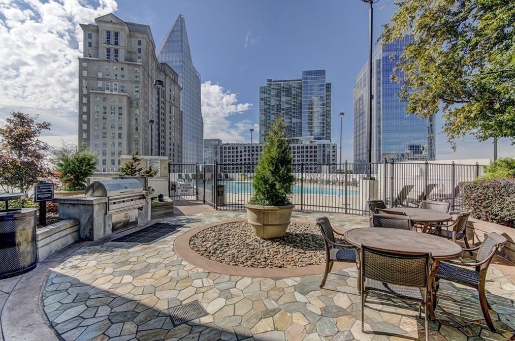 3324 Peachtree Rd, Atlanta GA  30326-1001 exterior