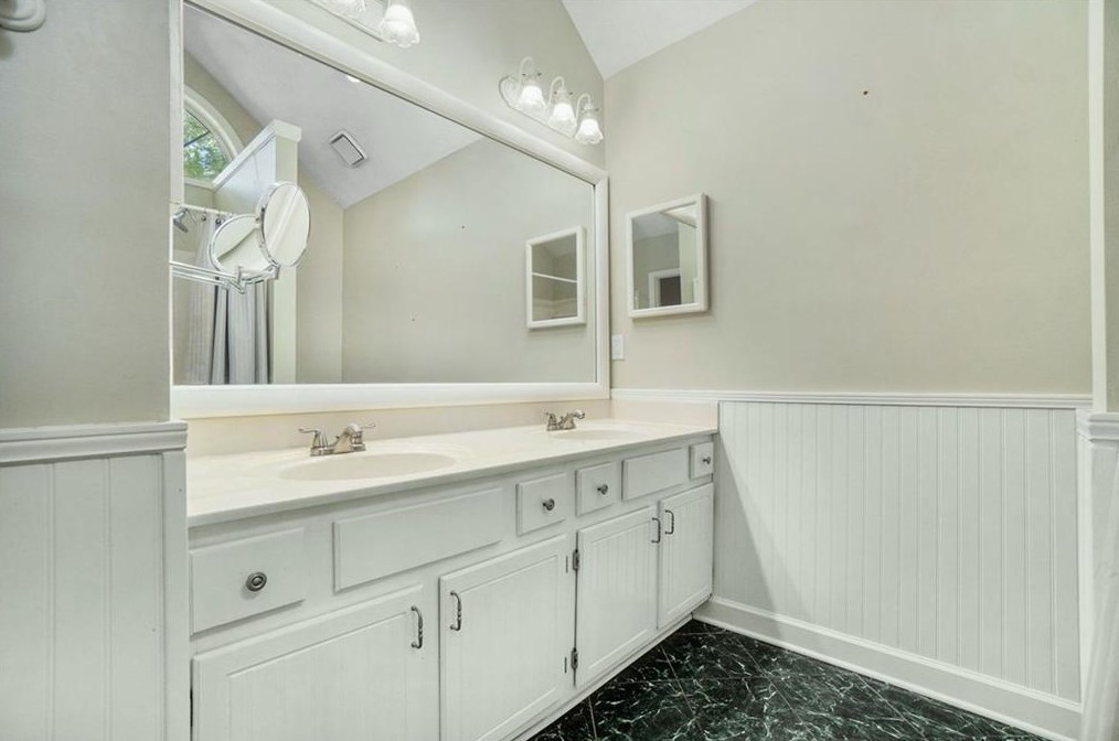 1067 Ashbury Dr, Decatur GA  30030-4171 exterior