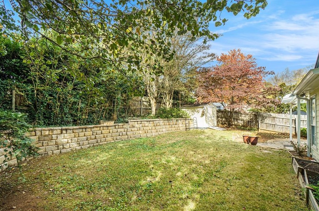 1067 Ashbury Dr, Decatur GA  30030-4171 exterior