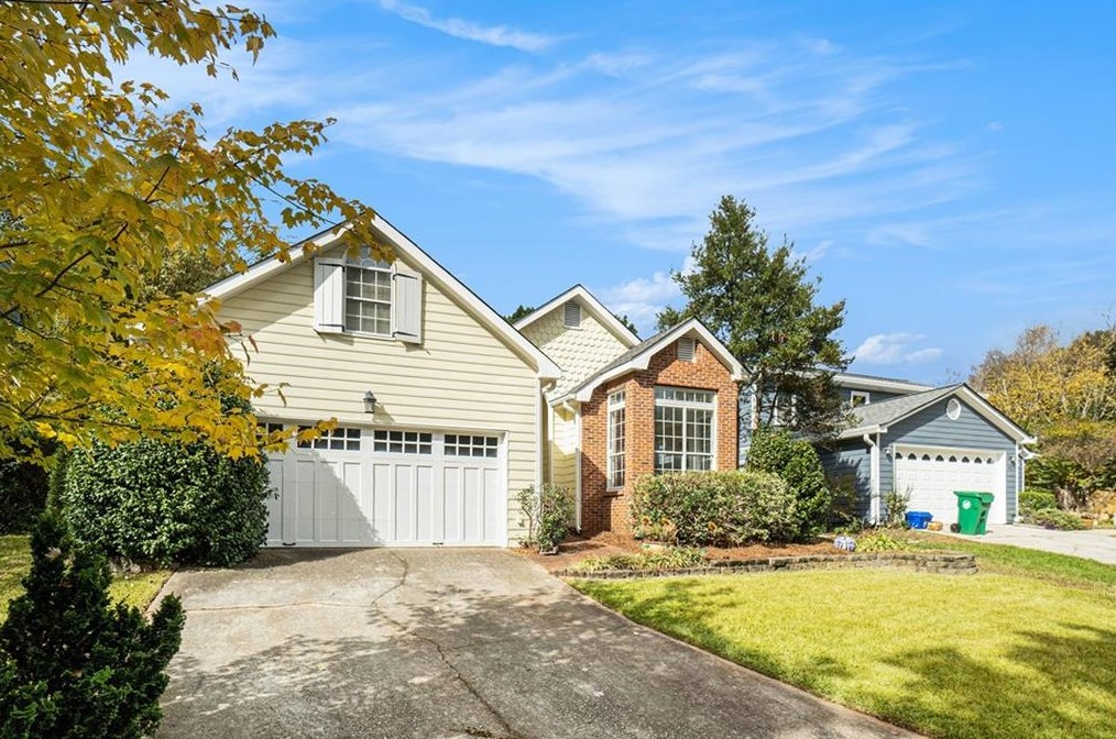 1067 Ashbury Dr, Decatur GA  30030-4171 exterior