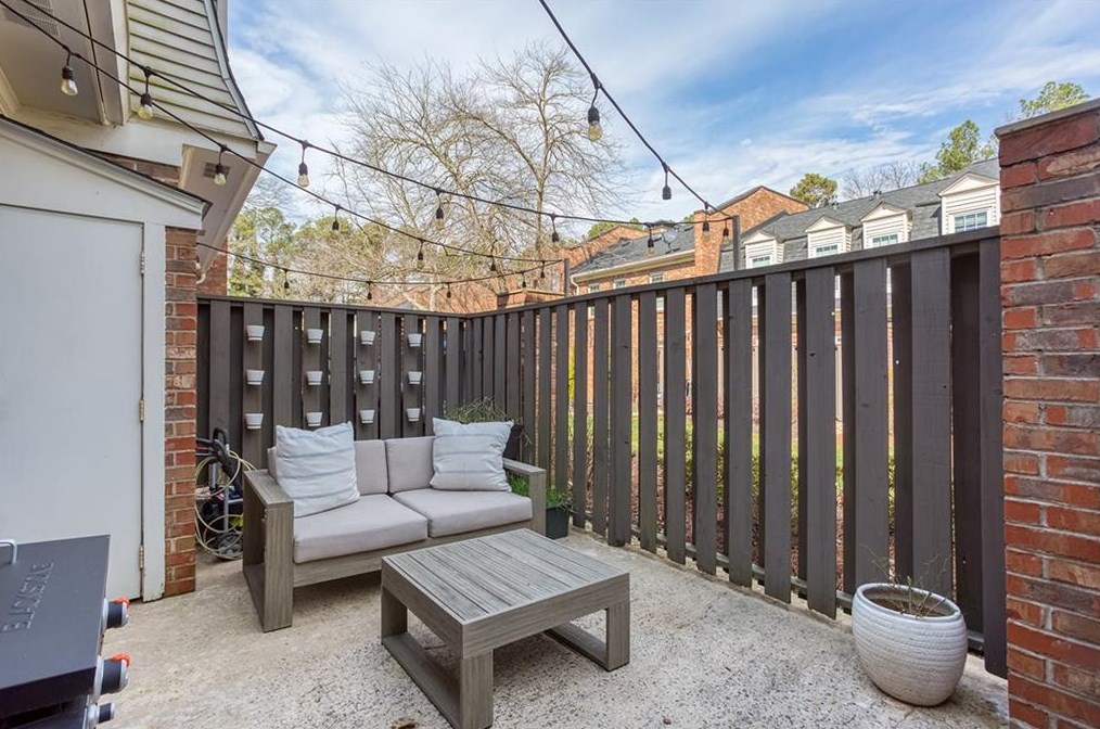 3 Walnut Hill Pl, Atlanta GA  30318-1514 exterior