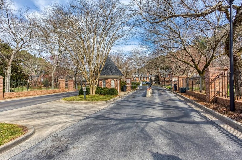 3 Walnut Hill Pl, Atlanta GA  30318-1514 exterior