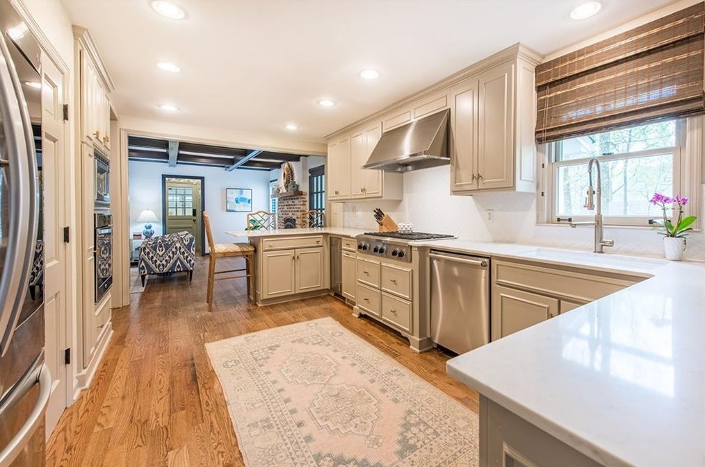 6250 Weatherly Dr, Atlanta GA  30328-3630 exterior