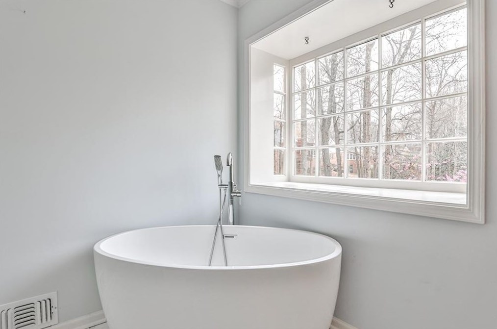 1820 Bedfordshire Dr, Decatur GA  30033-1406 exterior