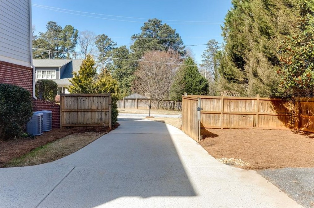 1453 Woodland Hl Dr, Atlanta GA  30324-4627 exterior
