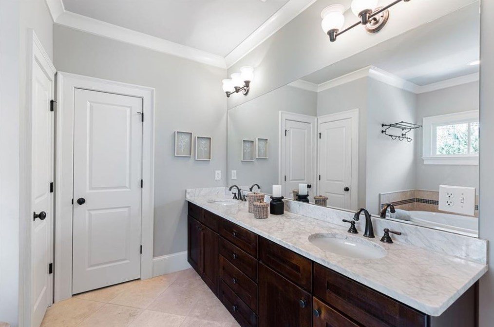 1453 Woodland Hl Dr, Atlanta GA  30324-4627 exterior