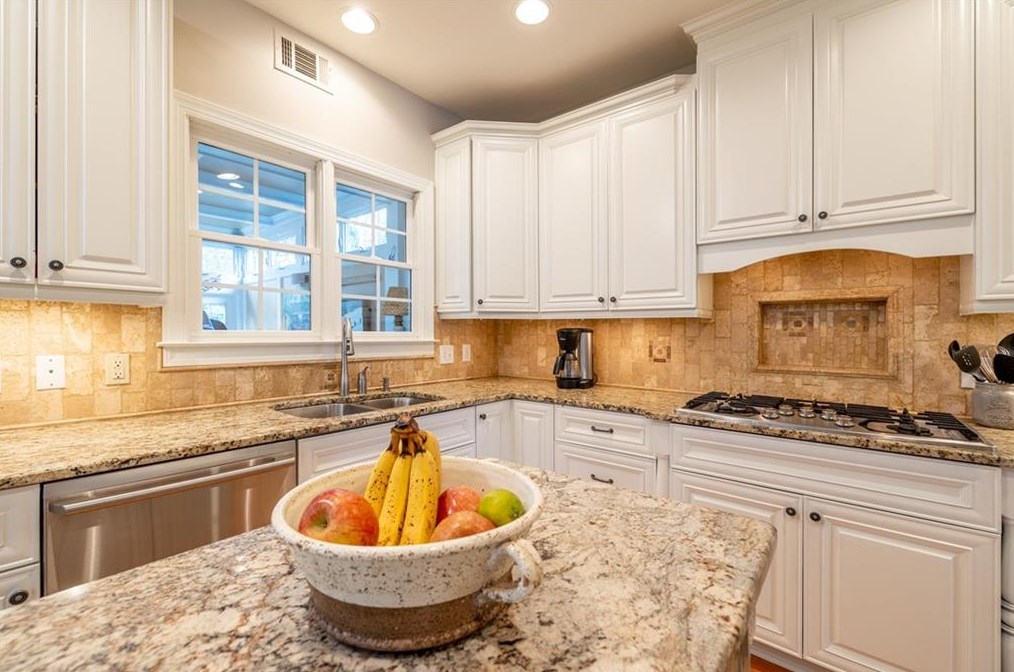 3 Village Walk Dr, Decatur GA  30030-2685 exterior