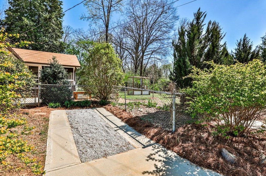 2617 Woodridge Dr, Decatur GA  30033-4844 exterior