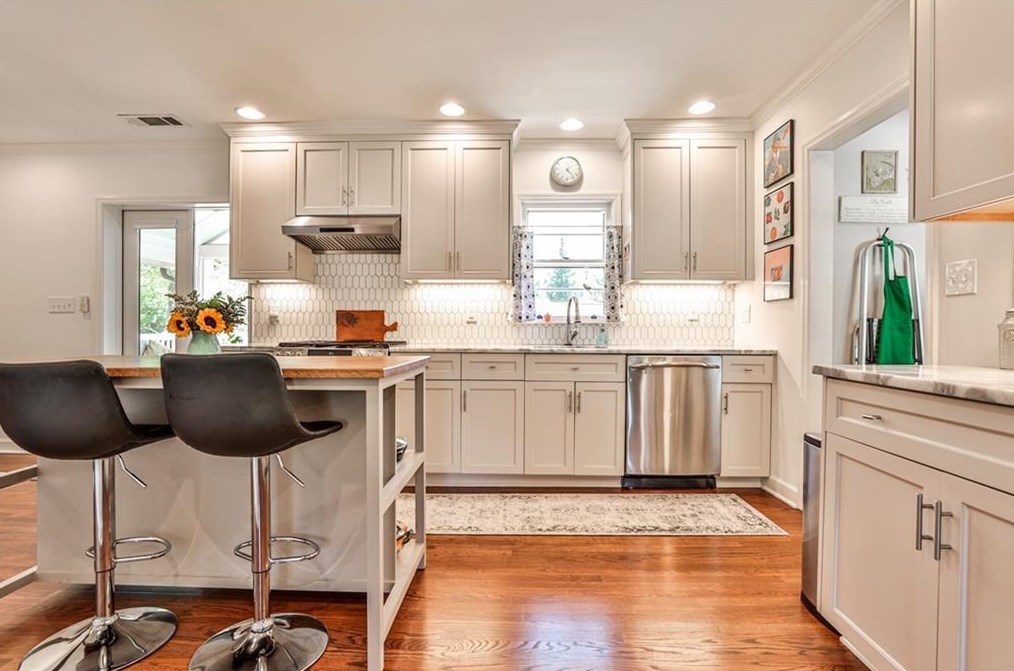 2617 Woodridge Dr, Decatur GA  30033-4844 exterior