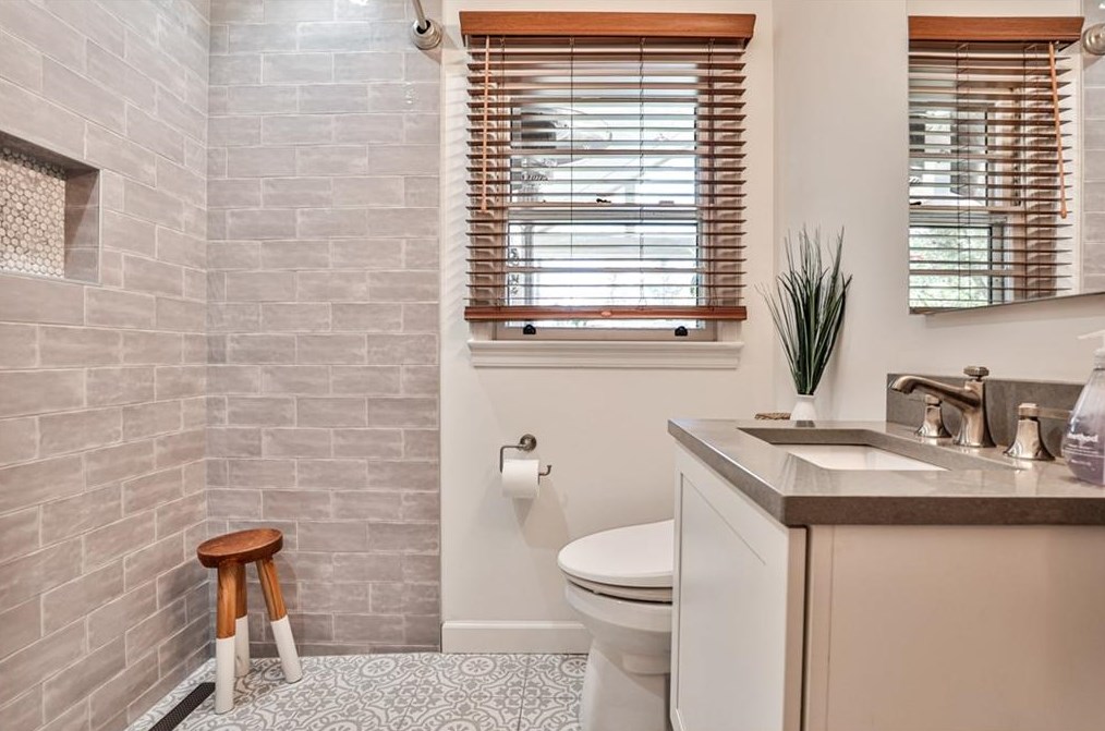 2617 Woodridge Dr, Decatur GA  30033-4844 exterior