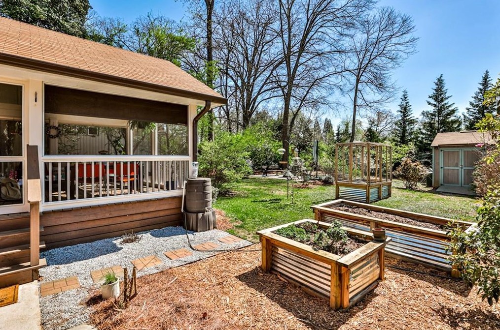 2617 Woodridge Dr, Decatur GA  30033-4844 exterior