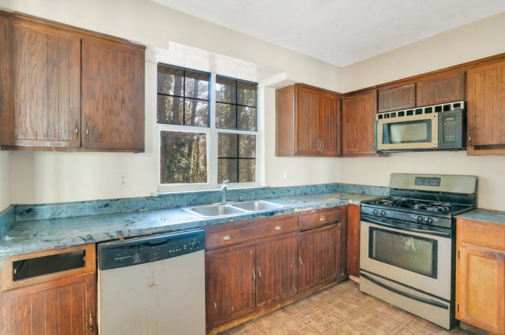 2457 Corner Shoals Dr, Decatur GA  30034-1224 exterior